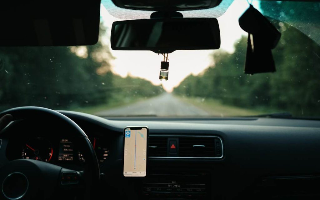 auto-enterijer-telefon