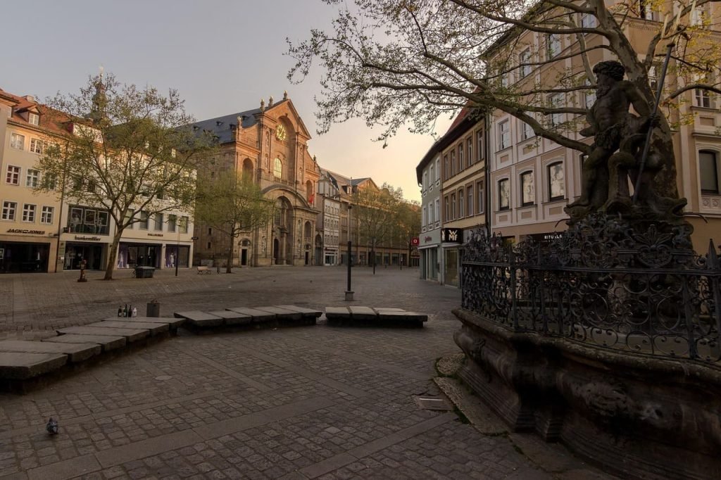 gradski-trg-fontana-skulptura